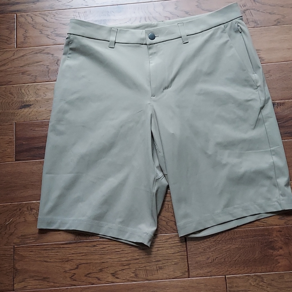 Lulu lemon  Men shorts waist size 33